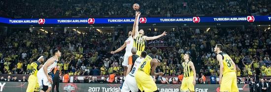 不容易！布里奇斯收板直接长传 阿努诺比晃飞防守人旱地拔葱暴扣（精彩一幕：布里奇斯抢板长传，阿努诺比晃开防守人原地起跳暴扣）